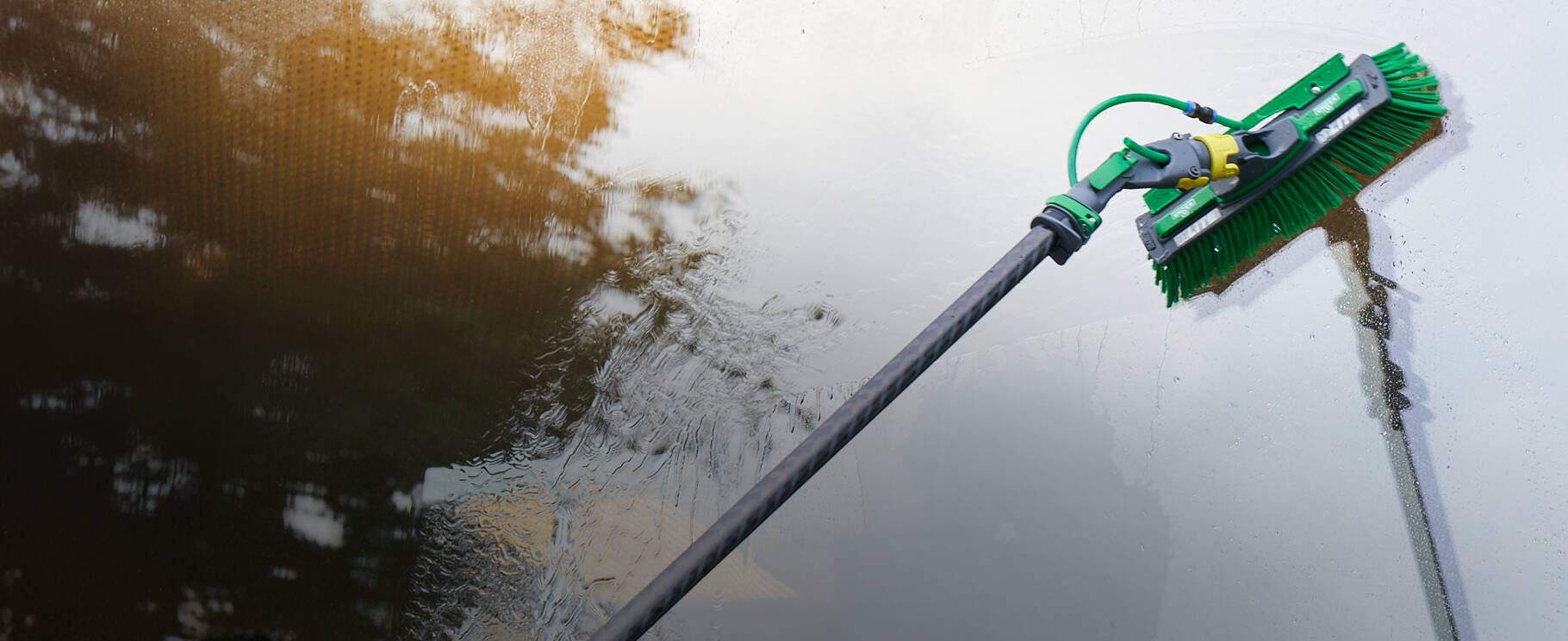 unger-reinwassersystem-und-wasserfuehrende-stangen-system@2x